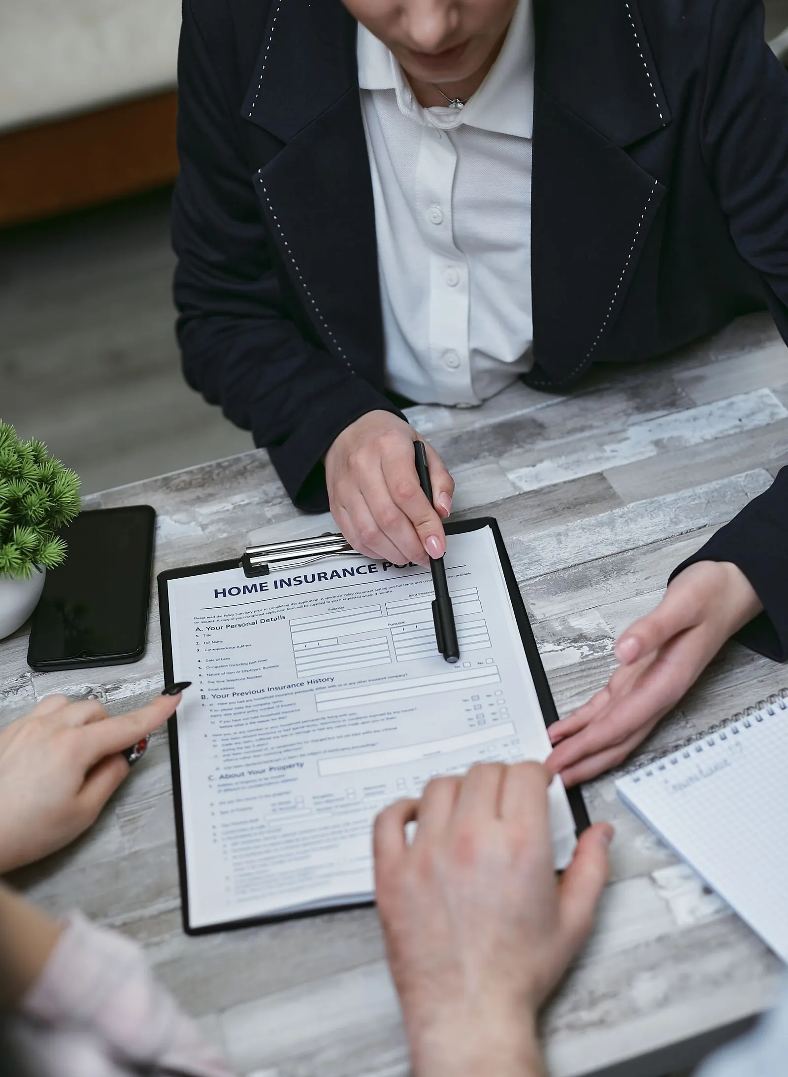 Formulaire de réclamation d'assurance rempli sur un bureau
