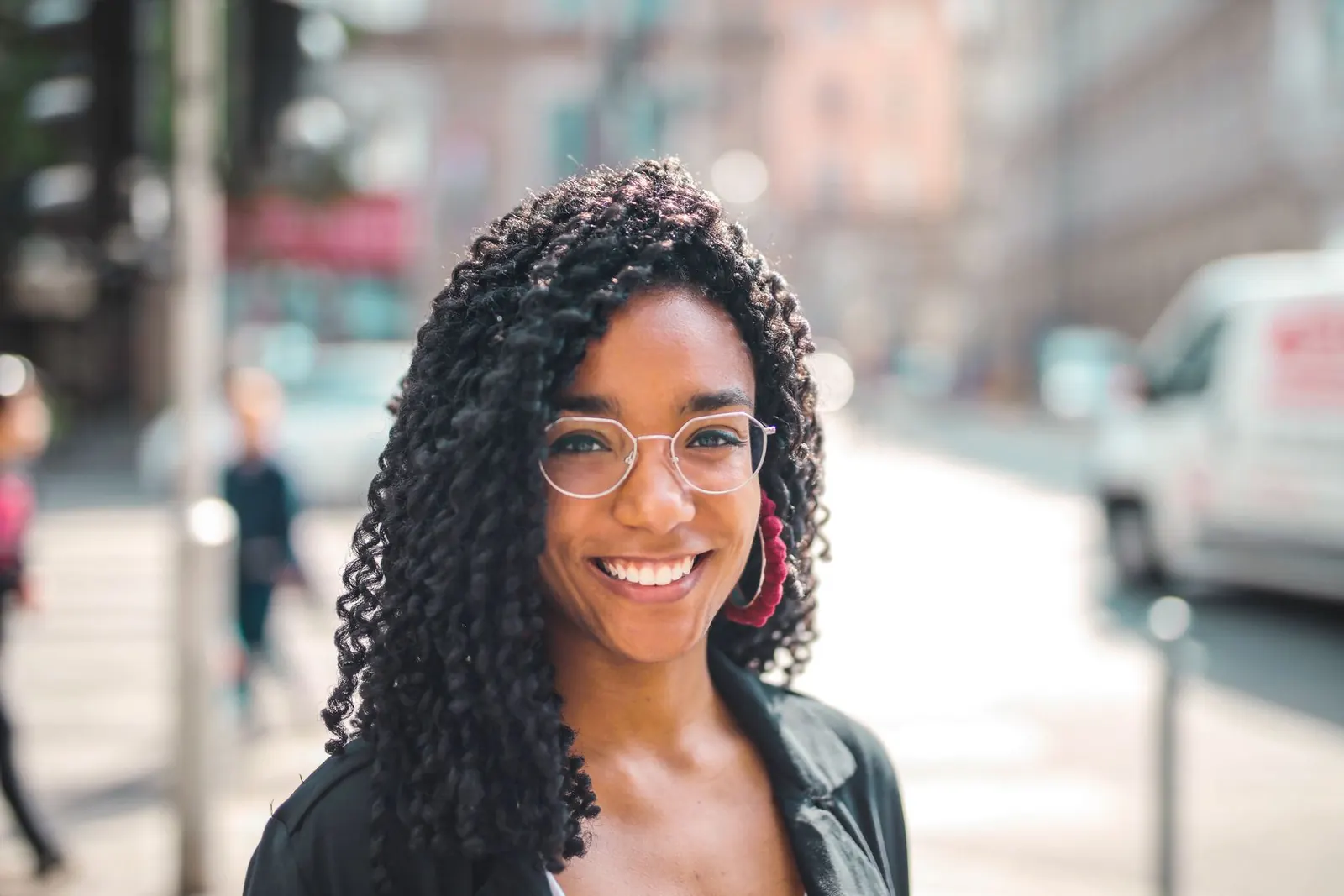 Femme portant des lunettes de vue